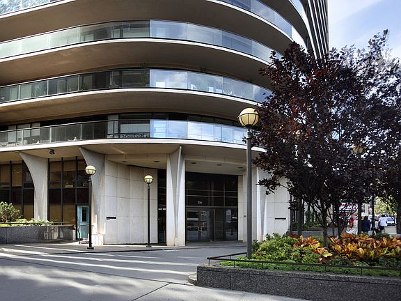 3rd image of 200 Central Park S #18JJ