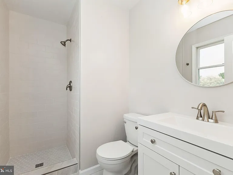 100 Heathrow Ln — Photo 13