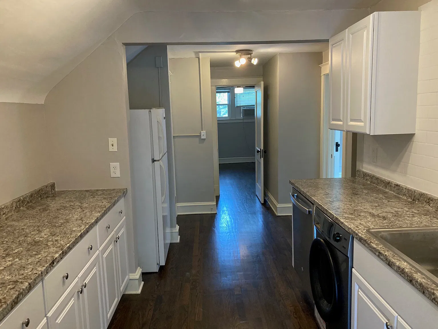 2 bed, 850 sqft, $1,050 — Photo 2