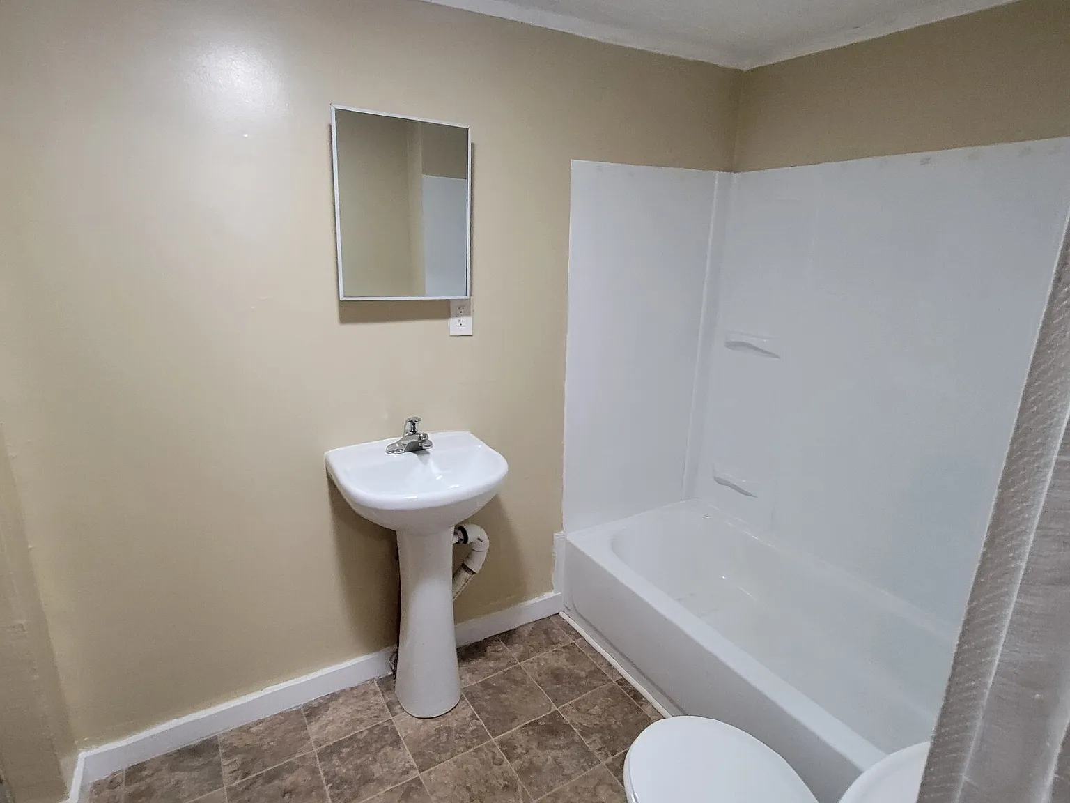 3 bed, 2.0 bath, $925 — Photo 2