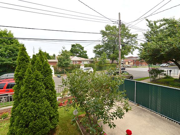 3rd image of 242 Mallory Ave