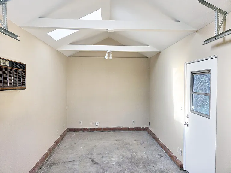 15219 Wyandotte St — Photo 36
