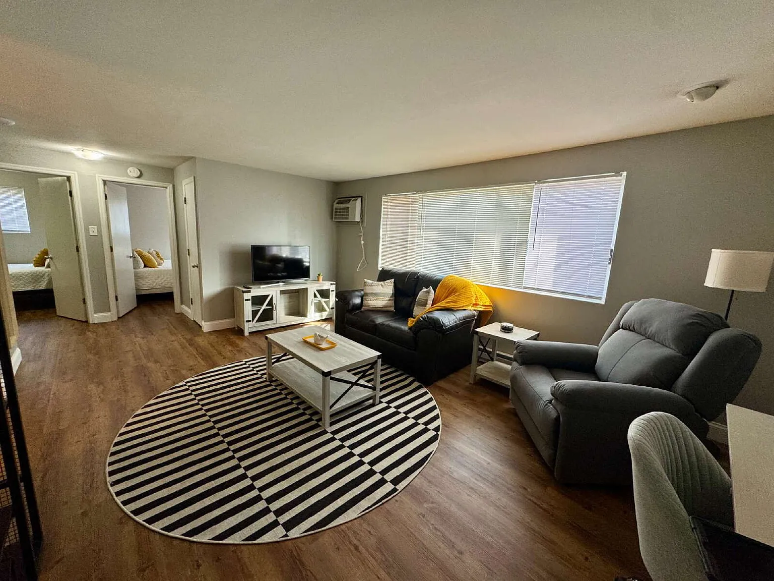 2 bed, 1.0 bath, $1,600 — Photo 2