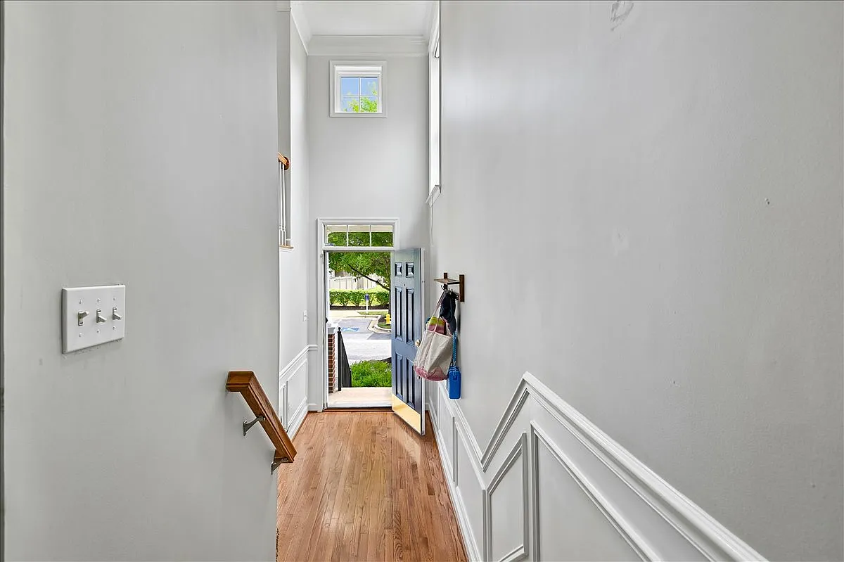 3 bed, 2.5 bath, 2576 sqft, $3,600 — Photo 2