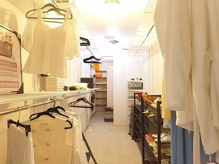 Walking Closet