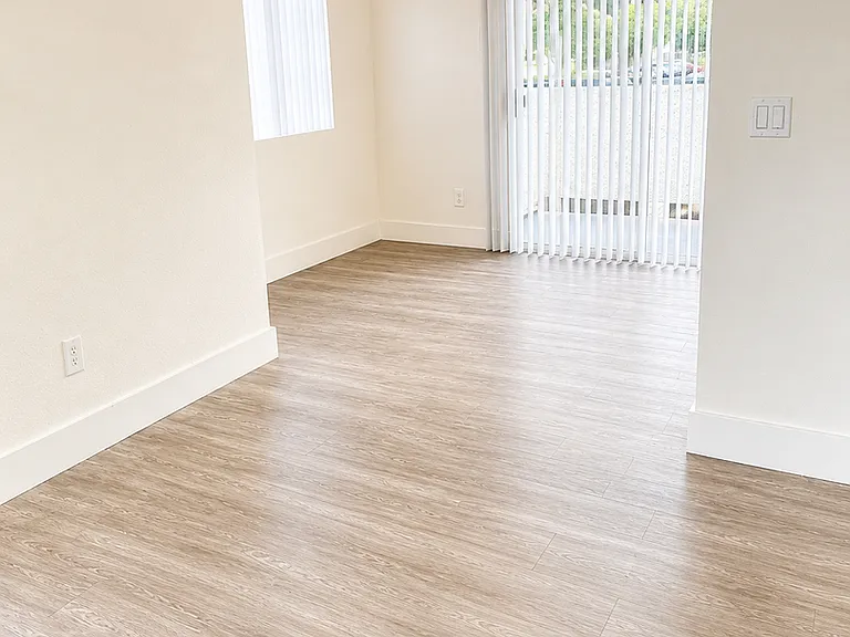 Beautiful 3 Bedroom Apartment In Placentia — Photo 2