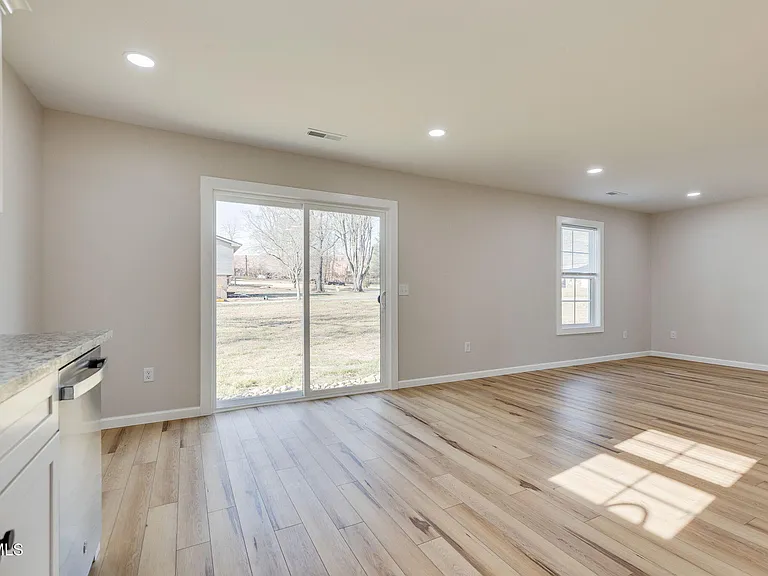 300 Robin Hood Ln — Photo 10