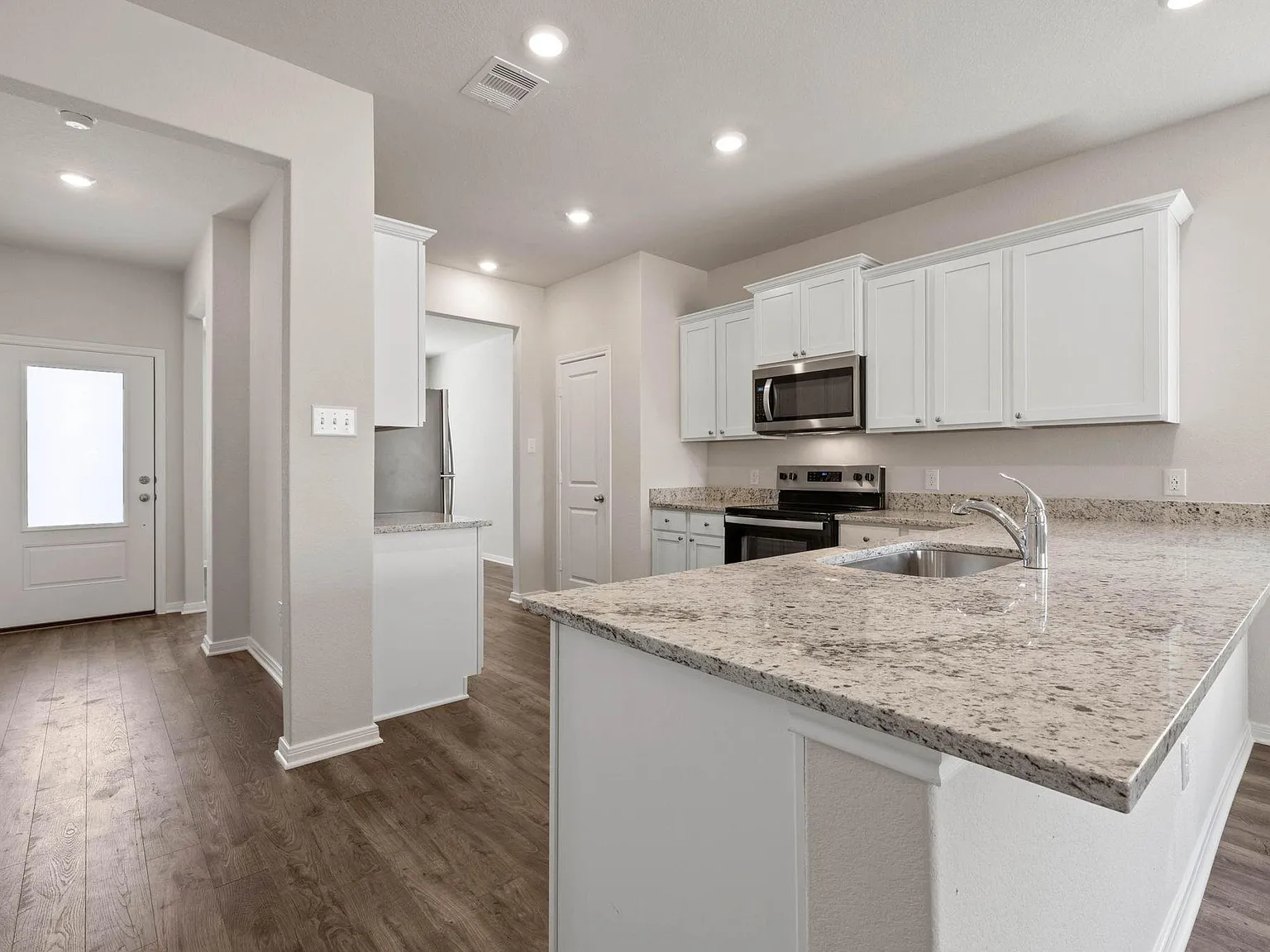 3 bed, 2.0 bath, 1579 sqft, $2,600 — Photo 4