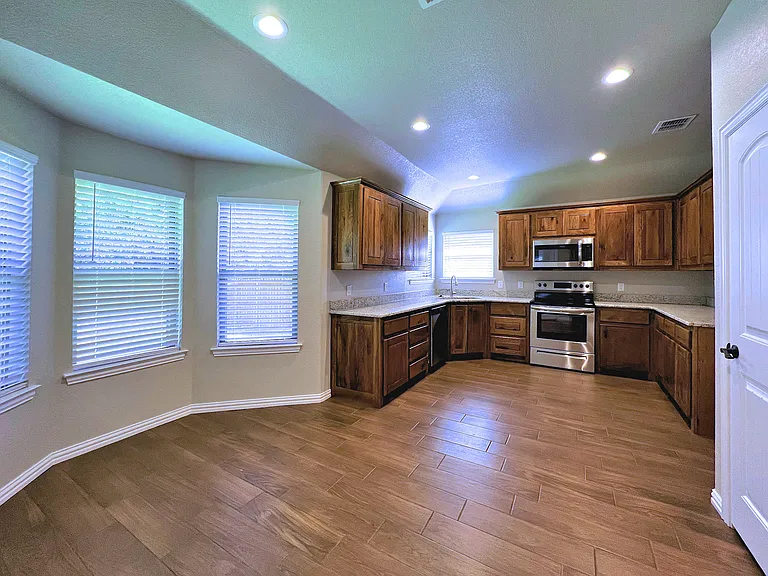 219 Clover Cir — Photo 5