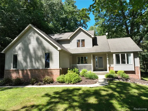 5307 Edgelake Dr, Pinckney, MI 48169