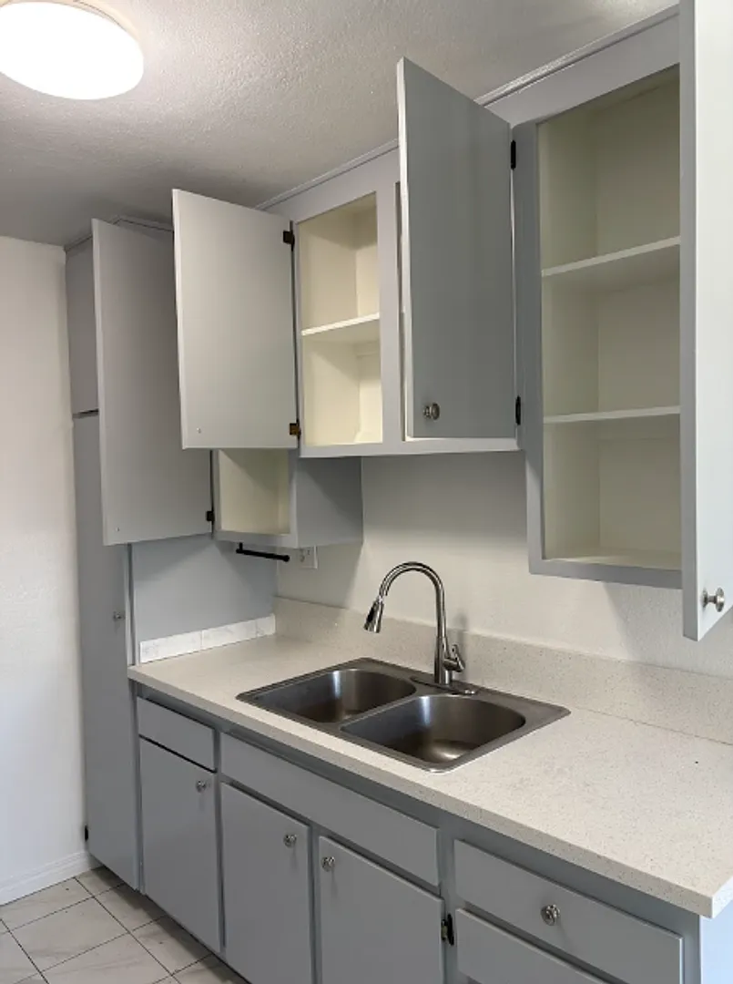 14650 Saticoy Street — Photo 3