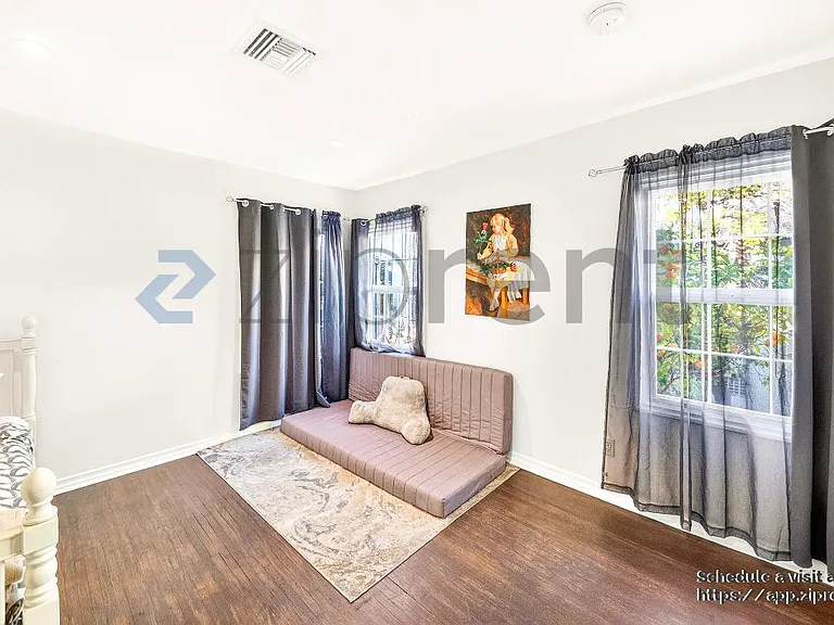 138 N Hamel Dr — Photo 22