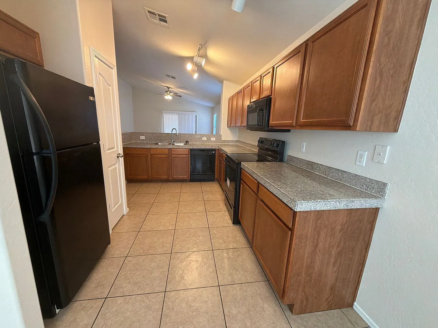 4 bed, 2.0 bath, 1632 sqft, $2,000 — Photo 3