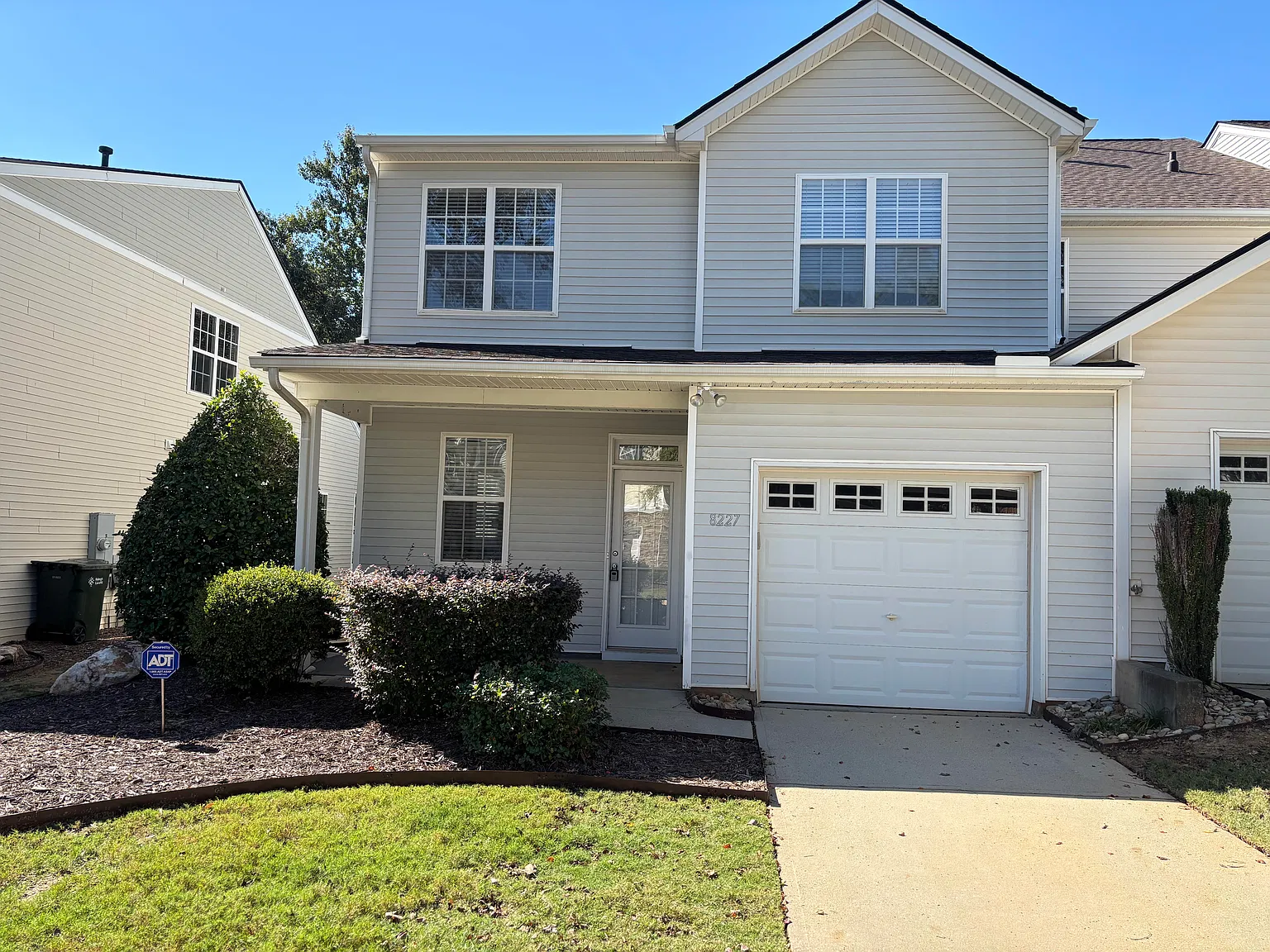 3 bed, 2.5 bath, 1590 sqft, $2,025 — Photo 2