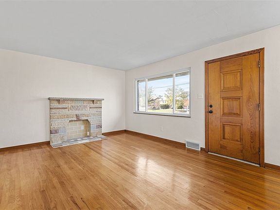3rd image of 1923 Berkwood Dr