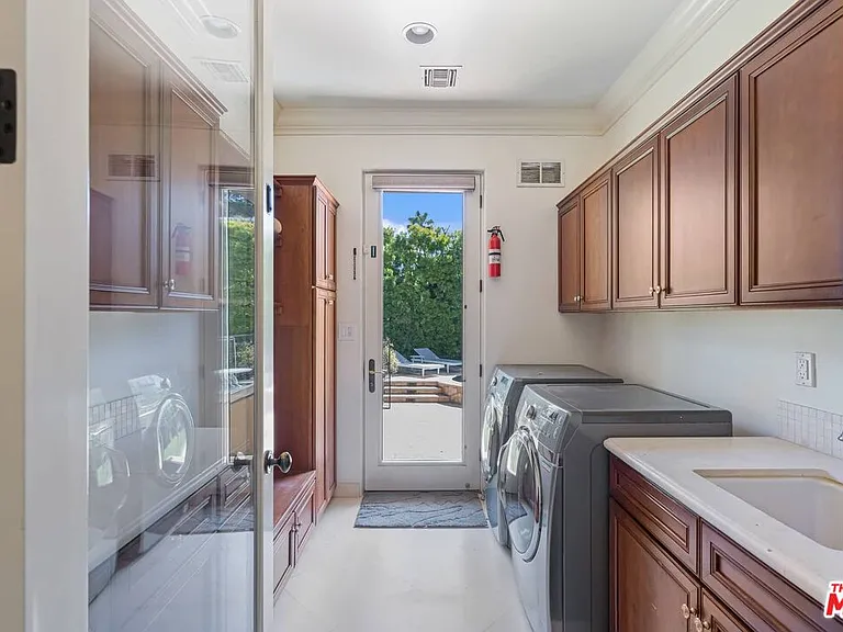 300 N Dianthus St — Photo 40