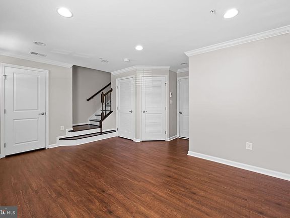 5th image of 842 Oldham St