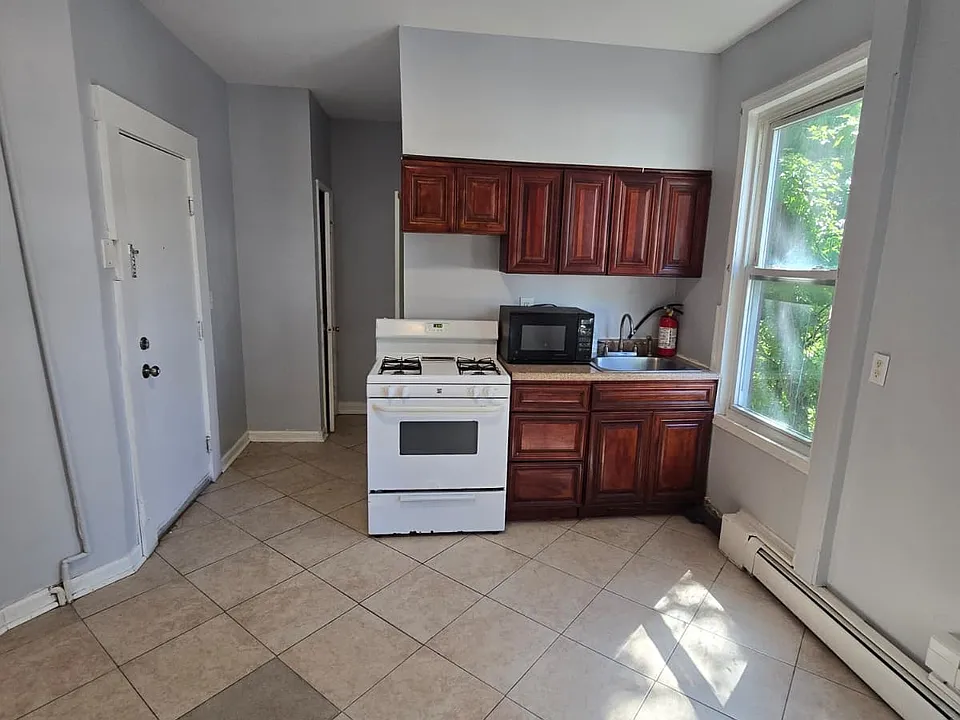 94 N 3rd St #4AA