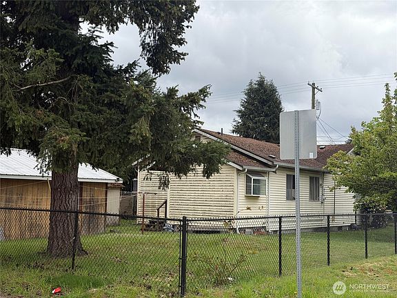 3rd image of 821 108th Street S