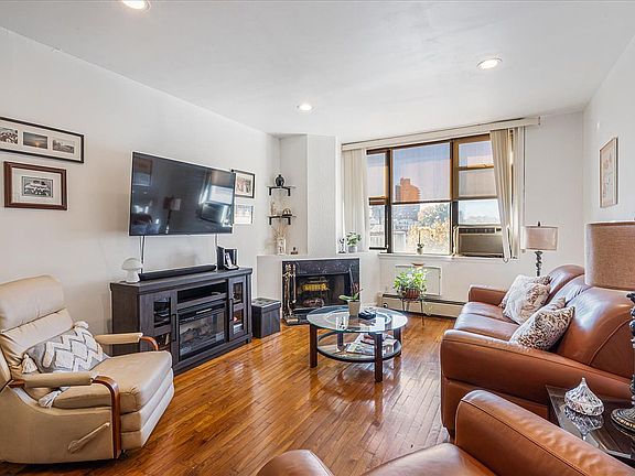 4th image of 270 5th St APT 4C