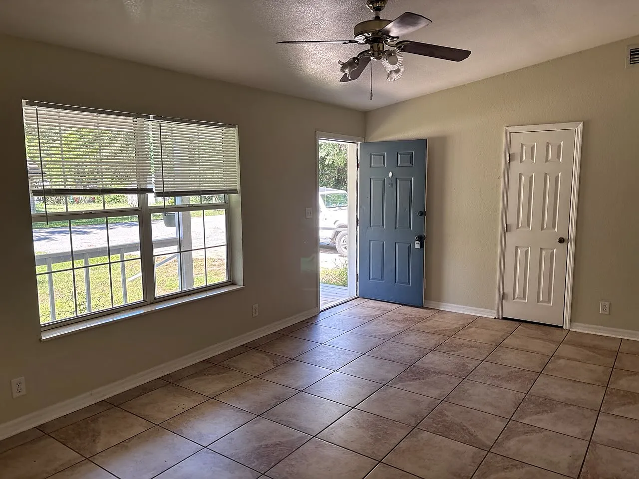 6604 Jenny Dr — Photo 2