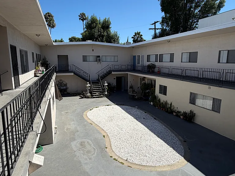 15044 Magnolia Blvd #5 — Photo 2