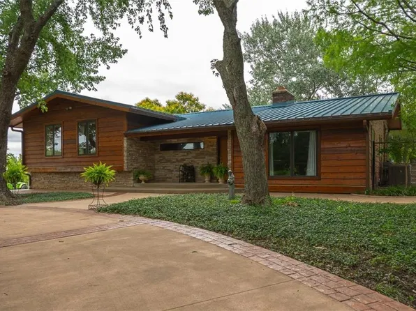 364 E 1600th Rd, Baldwin City, KS 66006