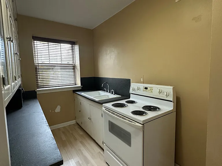 320 Roberts St N #200 — Photo 6