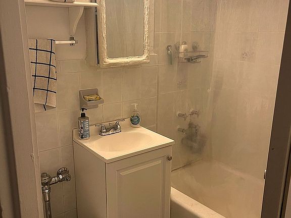 5th image of 542 E 11th St APT 3D