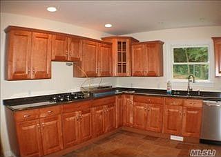 4th image of 18 Woodbine Ave