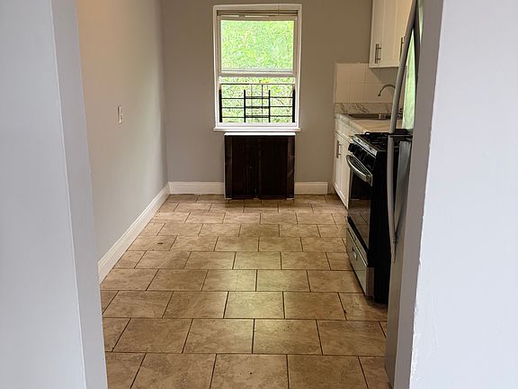 5th image of 70 Crawford St