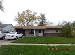 110 Edgewood Dr, Streamwood, IL