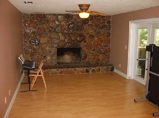 Family rm w/fire place!