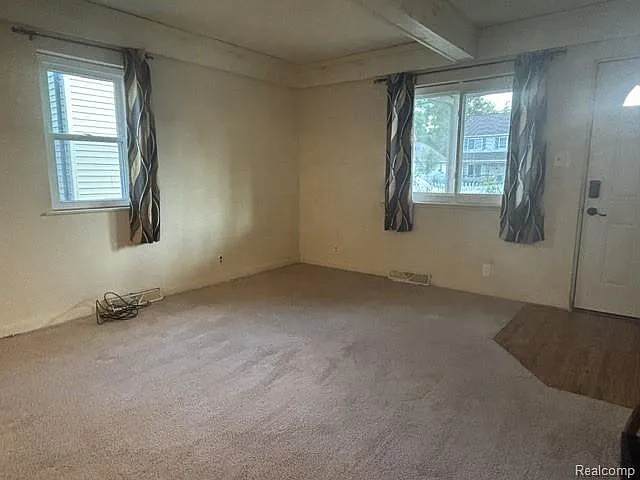 3 bed, 2.0 bath, 115 sqft, $1,800 — Photo 3