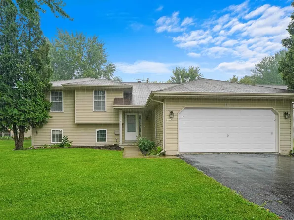 107 New Brunswick Ln SW, Poplar Grove, IL 61065