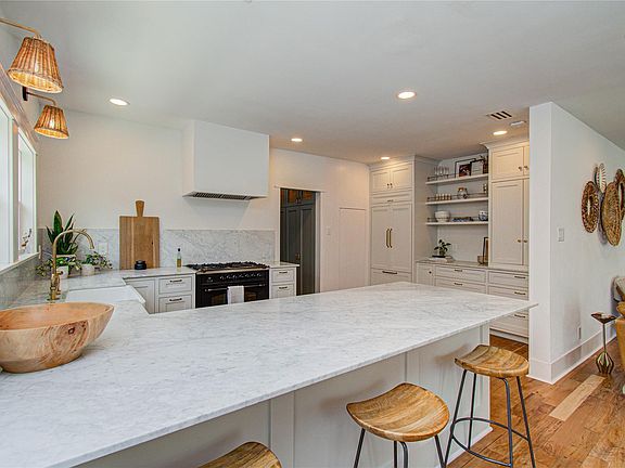 5th image of 811 Redan St