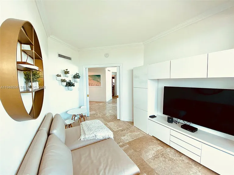 300 S Pointe Dr #705 — Photo 6