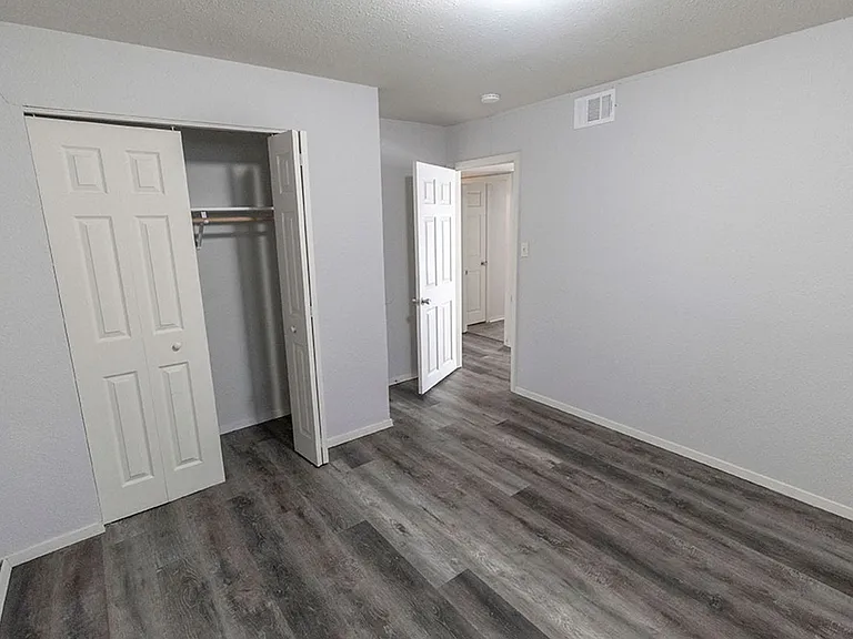 215 N West Blvd — Photo 24