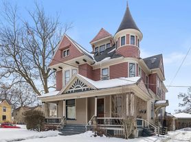 624 Cherry St SE