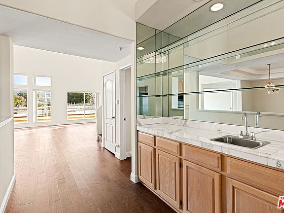 4th image of 5224 Zelzah Ave Unit 303