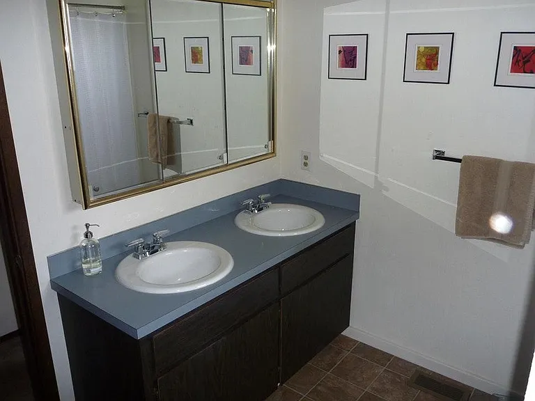 Middle Floor Bath