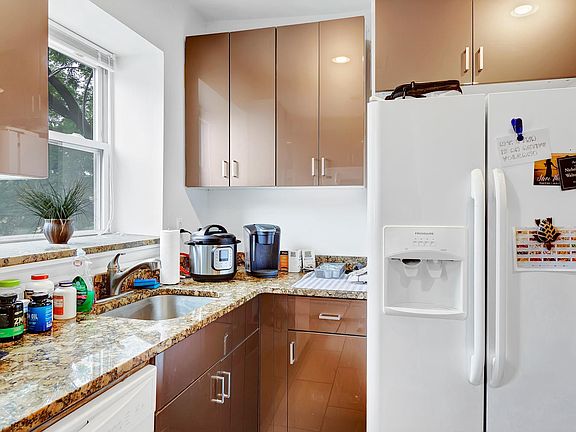 5th image of 125 W Girard Ave #2