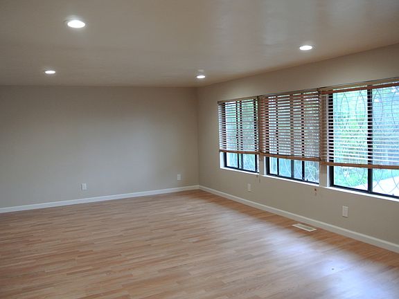 3rd image of 409 Oak Park Dr