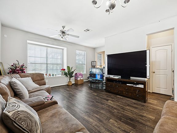 3rd image of 2564 Chambers Dr