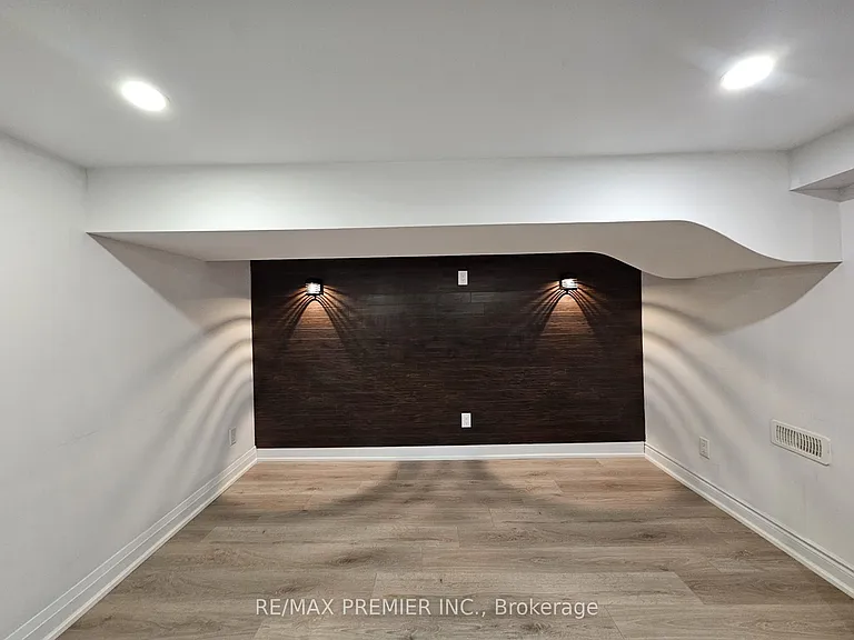 31 Compton Cres #A — Photo 6
