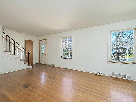 3rd image of 36 Crystal Dr