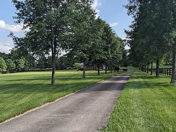 3rd image of 170 Creekwood Way