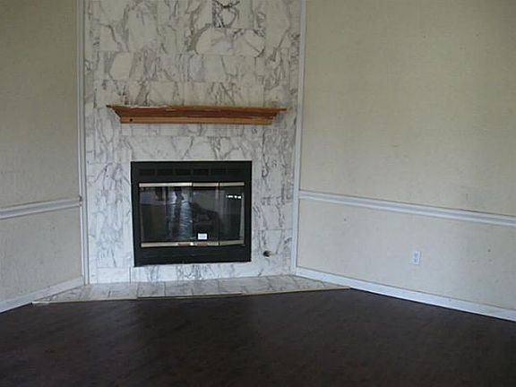 3rd image of 1210 Denver Ave