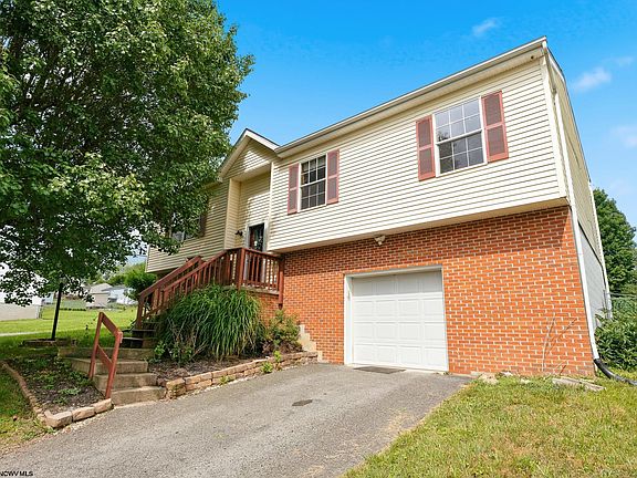 3rd image of 32 Woodside Ln