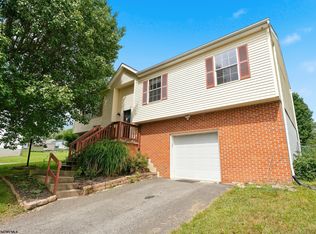 32 Woodside Ln, Bridgeport, WV 26330